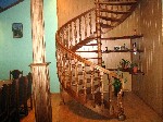 Вам нужна красивая, устойчивая, но при этом недорогая лестница из дерева или металла на второй этаж или уличная лестница? Вы по адресу! 
Мы изготовим и установим в Ваш дом деревянную лестницу из любо ...