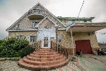 Компания "Этажи-Владивосток" предлагает к продаже шикарный дом в Артёме.
Площадь дома: 403 м2
Площадь земельного участка: 1160 м2
Постройки на территории дома: 200 м2
Преимущества дома:
- 1 этаж: ...
