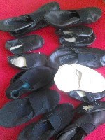 Предлагаю абсолютно новые,  гимнастические туфли - "Чешки".  Кожаные,  черного цвета,  размеры :  14;  15 (2 пары);  15,5;  20,5 (5 пар);  36 (2 пары);  17,5 (кремовые).  Замшевые,  черного цвета ,  р ...