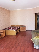 Собственник продает огромную 1-комнатную квартиру (евродвушка) с индивидуальным газовым отоплением,  43 кв.  м.  ,  гостиная 20 к.  м.  ,  кухня-столовая 10 кв.  м.  Квартира подходит для проживания и ...